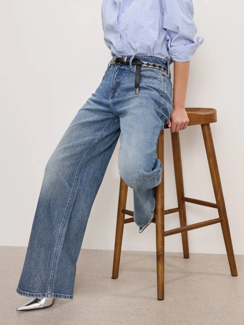 Good American Wide-Leg Jeans in Medium Blue Wash - Picture 4 of 6